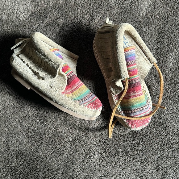 Minnetonka Fringed Moccasins - Picture 1 of 3